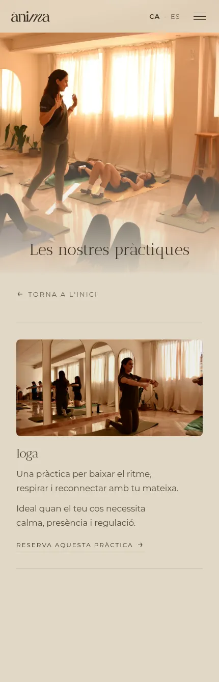 Página de prácticas en el móvil con la foto del estudio y la ficha de yoga